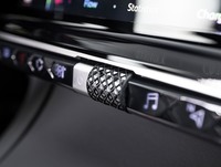 そろいのダイヤモンドデザインが採用されたセンターコンソールのスイッチ。こだわりが伝わってくるディテールだ。