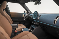 広々としたカーブを描くダッシュボードには、布地を連想させるリサイクルポリエステルを使用した新素材が初採用される。