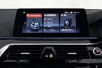 センターコンソールには、ワイドな10.2インチディスプレイが備わる。画面はタッチパネル式で、スマートフォンのような直感的な操作も可能。