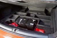 「A3セダン／スポーツバック」と比べるとエンジンルームの内部があまりに狭くなっているためか、「RS 3セダン」ではバッテリーの設置場所がエンジンルームからラゲッジルームへと変更されている。