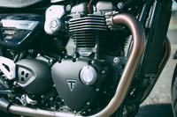 エンジンには「ボンネビル」シリーズのなかでも「スラクストン」譲りの高出力版1.2リッター直列2気筒を採用。新しいマグネシウムカムカバーやマスを最適化したエンジンカバー、クラッチアッセンブリーの改良などにより、スラクストンのものより2.5kgの軽量化を実現している。