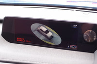 ダッシュボード上には10.3インチのワイドディスプレイが備わる。写真のように、カメラの合成画像で車両周辺の様子も確認できる。