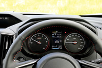 メーターパネルはセンターにマルチインフォメーションディスプレイを備えた2眼式。エンジン回転計の中には「X-BREAK」のロゴが配される。