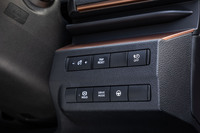 ドライブモードやハンドル支援のオン／オフ切り替えスイッチなどが、ダッシュボード右下に配置されている。当初、ドライブモードの切り替え機能を「サクラ」に搭載する予定がなかったため、最終的にこの位置に落ち着いたという。