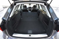 広々とした荷室は、「A4アバント」の特徴のひとつ。容量はフル乗車時でも495リッター確保されており、後席収納時には1495リッターにまで達する。