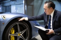 タイヤは直接手で触ってトレッド面をみる。コーンズの年間査定件数は約3000件となるが、その1台1台を丁寧に査定する。