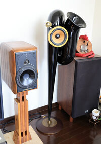 オーディオも岡島さんの趣味のひとつ。右のサクソホンのような形状のスピーカーは希少なB＆Wの「エンファシス」。