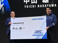 トーヨータイヤの清水隆史社長（写真左）とプロクセスブランドのアンバサダーに就任した中山雄一選手（同右）。