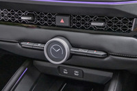 ひとつのダイヤルで複数の機能が操作できる「セレクションダイヤル」を国内のホンダ車として初めて採用。ダイヤルは時計表示も兼用し、エアコンの吹き出し口下に配置される。