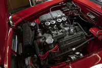 小さくて軽いクルマが好きな阪本さんにとって“エス”は格好の素材。古いクルマは眠らせることなく、「走る状態を保ちながらいじるのがよい」というのが阪本さんのモットーだ。