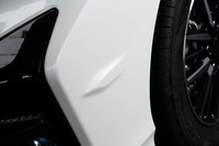 旋回性能を高めるバンパーサイドのエアロフィン。ホイールハウスから発生する気流の乱れを抑える効果もあるという。