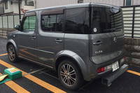 ボディーシェルを左右非対称とした2代目「キューブ」のリアビュー。