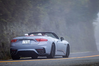 ワインディングロードを行く「グランカブリオ トロフェオ」。「スポーツ」モードを選択すればエンジンレスポンスが向上し、高まったV6サウンドとともに気持ちよくその走りを楽しめる。