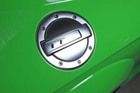 「TT」ロゴ入りのフィラーキャップ。アルミのポリッシュ仕上げが美しい。