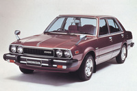 1976年5月に登場した初代「アコード」は、3ドアハッチバックモデルとしてデビュー。1977年10月に4セダンタイプの「サルーン」（写真）が追加設定された。