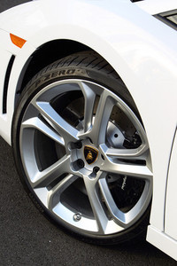 ランボルギーニいわく「LP550-2は、単に前輪への動力伝達を切っただけの二駆モデルにあらず」。スプリングからダンパー、スタビライザー、タイヤ、さらにエアロダイナミクスに至るまで、根本から最適化しなおしたという。