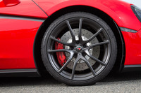 タイヤサイズは、フロントが225/35ZR19、リアが285/35ZR20。色はシルバーが標準で、オプションで写真の「ステルス・フィニッシュ」も用意される。