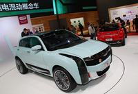 クオロスのブース。手前が「クオロス2 SUV PHEVコンセプト」。クルマの後方ではデザイン担当副社長のゲルト・ヒルデブラント氏が、ルノーデザインのボス、ローレンス・ヴァン・デン・アッカー氏に車両を説明している。右奥は、現行生産車である「クオロス3」のカットモデル。