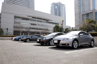試乗会場にズラリ並べられた「CR-Z」。グレード体系はエントリーグレードの「β」と装備を充実させた「α」の2種類となっている。