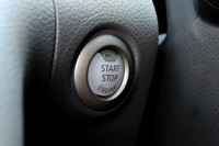 プッシュ式のエンジンスターターを採用。社内のテストによれば、従来のキーシリンダー式と比べて約5秒速く走りだせるのだとか。