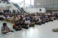 発表会に集まった全国のランクルファンの皆さん。よく見ると、エスカレーターの上の2階にも人の姿が……。
    