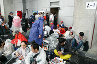 ろくに座る場所がない。スポーツ紙に“F1難民”って見出しがおどってましたね〜。