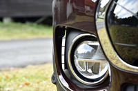 ノーズ下部の左右（ドライビングランプの外側）に、エアフローを整える細い垂直のエアインレットが新設された。