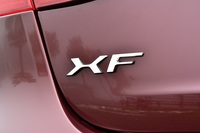 ディーゼルエンジンを搭載する「XF」には、ラグジュアリーな「プレステージ」のほか、ベーシックな「ピュア」の2グレードが用意される。