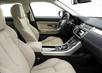 日本仕様のシート表皮は、「ピュア」がパーシャルレザー、5ドアの「プレステージ」がオックスフォードレザー、3ドアの「ダイナミック」がグレインレザーとなる。今回の改良では、インテリアのカラーオプションが変更された。
    