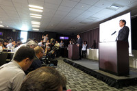 横浜で実施された記者会見の様子。