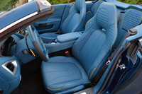 インテリアにはさまざまなオプションが用意される。シート表皮は、英国スコットランドのブリッジオブワイヤー製レザーのほか、ラクスミルレザーやセミアニリンレザーなどから選ぶことができる。