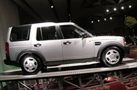 
	レンジローバーより全長が10mm、幅は35mm狭いが、全長×全幅×全高＝4850×1920×1890mmの堂々たる体躯。一方、ホイールベースは5mm長い2885mmである。
	 