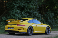 大型の固定式リアスポイラーを備えた、“好戦的”な「911 GT3」のリアビュー。リアアクスルのトレッドは「911カレラ」より44mm広い。