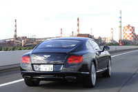 高速道路をゆく新型「コンチネンタルGT」。0-100km/hの加速タイムは4.6秒、最高速度は318km/hと公称される。