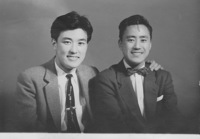 1956年。友人と当時25歳の義父（写真右）。友人の渡米前に、写真館で記念撮影したもの。