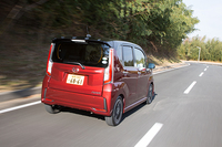 新型「ムーヴ」の車両骨格は、先代モデルのものをベースに各部を補強したもの。ボディーについては、各部にハイテン材や樹脂パネルを採用することで、軽量化が図られている。