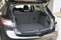 新型「アクセラ」（5ドアハッチバック）の荷室。写真をクリックすると、シートが倒れるさまが見られます。