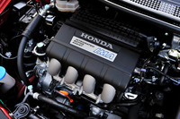 2012年9月のマイナーチェンジを機に、ベースとなるガソリンエンジンは、高回転・高出力型の1.5リッターi-VTECに変更された。