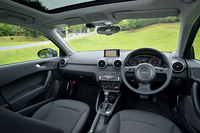 インテリアのデザインは従来型を踏襲するが、アルミニウムルックやハイグロスブラックの装飾が増やされている。