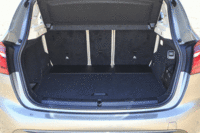 ラゲッジルームの容量は398～1510リッター（VDA方式）。後席の背もたれは40：20：40分割で倒せるほか、－1.5度から＋28.5度まで3段階にリクライン調節ができる。（クリックすると後席が倒れる様子が見られます）