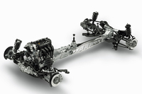 新型「ロードスター」のベアシャシー。複雑な曲線で構成されたパワープラントフレームや、滑らかな形状のトランスミッションケースなど、各所に軽量化のための工夫が見られる。
    