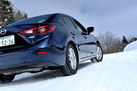 i-ACTIV AWDがいかに素早く、かつ安定して作動するかを確認する。登坂路の途中で停車し、ステアリングを切った状態でごく普通に発進してみる。