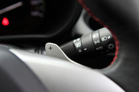 「キャスト スポーツ」には「キャスト」シリーズの中で唯一、ステアリングホイールにシフトパドルが備わっている。