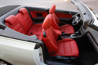 定員は4名。後席ヘッドレストの後ろに、横転時の安全を確保する「ロールオーバープロテクションシステム」のロールバーが収納される。