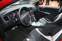 「Rデザイン」では、シート、ステアリング、シフトセレクターなどが専用品となる。