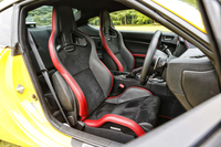 シートはレカロ製のバケットタイプ。パンチングアルカンターラやレッドステッチを用いた、ロゴ入りの専用品である。サイドエアバッグも備わる。
    