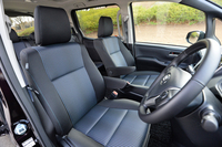 「ヴォクシーZS」の運転席。シート地は、グレードにより全3種類のファブリックが用意される。
    