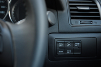 安全装備も一部改良を受け、後方からの接近車両を知らせる「リアビークルモニタリングシステム（RVM）」の性能が向上。作動速度が約30km/h以上から、約15km/h以上へと幅広い速度域に対応するように変更された。