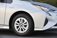 「E」グレードのタイヤサイズは195/65R15。ホイールキャップが付いているために一瞬、スチールホイールか？　と疑うが、アルミホイールが標準で装着される。