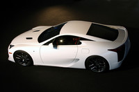 LFAのサイドビュー。ボディの材質にはカーボンを多用し、スチールボディに比べ100-150kgの軽量化を実現したという。